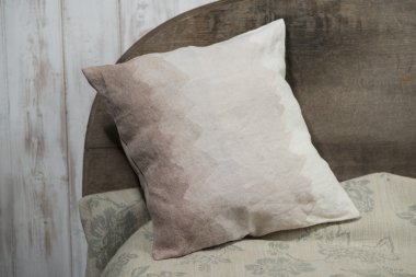 Tonları kahverengi zikzak teması ile kare yastık atma 