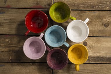 Çeşitli renk yedi Teacups yüksek açı çekim