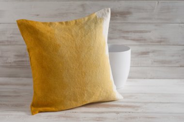 Degrade turuncu yastığı ve boş vazo kare
