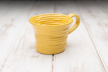 Beyaz ahşap Panel yüzeyi sarı çay fincanı