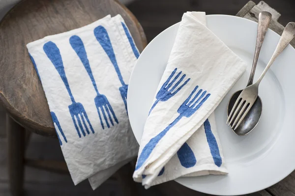 Paar vork-patroon diner servetten op plaat en kruk — Stockfoto