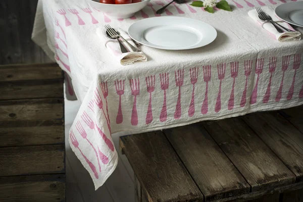 Geschirr-Sets auf gedecktem Tisch mit gemustertem Tisch — Stockfoto