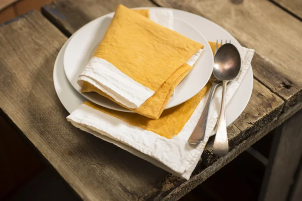 Diner borden en oranje servetten Stack met lepel en vork — Stockfoto