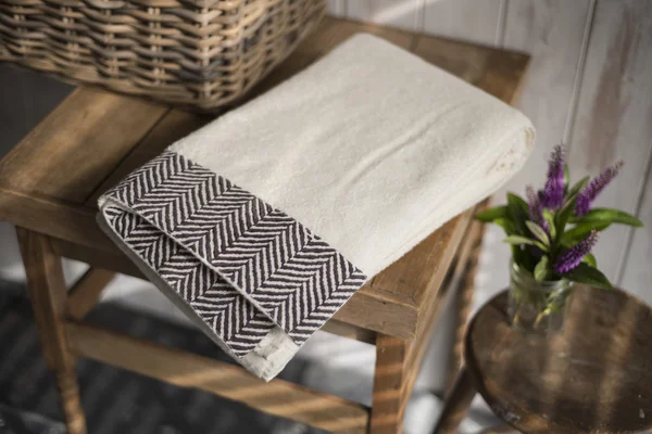 Складной белый полотенце с черной селедкой дизайн в низком свете — стоковое фото