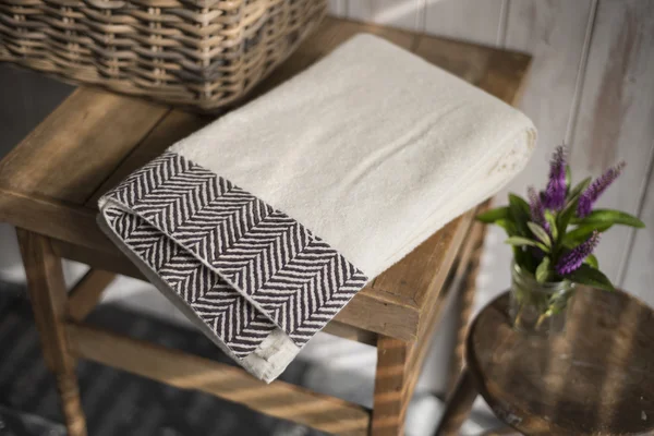 Gevouwen witte handdoek met zwarte Herringbone Design bij weinig licht — Stockfoto