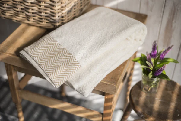 Gevouwen witte handdoek met bruin Herringbone ontwerp op vierkante Sidet — Stockfoto