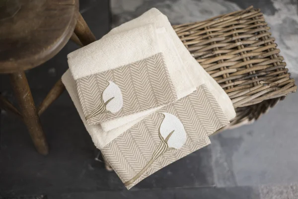 Paar witte handdoeken met geborduurde bruin bloem Design — Stockfoto