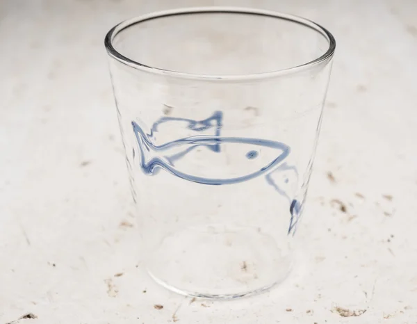 Vidro de cristal com design de peixe azul — Fotografia de Stock
