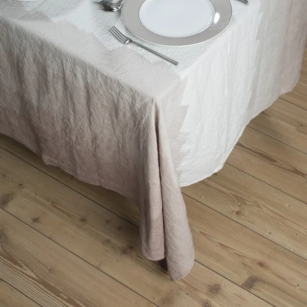 Vaisselle sur table recouverte de lin brun clair Zigzag Des — Photo