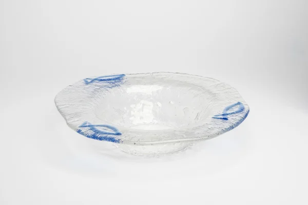 Corte de un cenicero de cristal con diseño de pescado azul — Foto de Stock