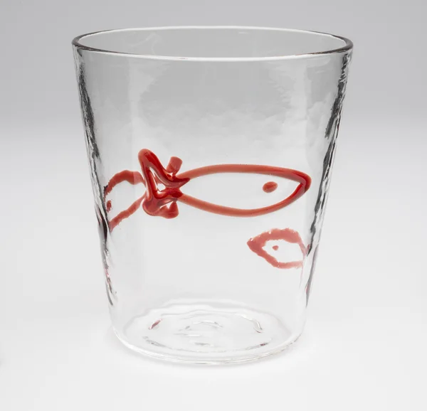 Crystal Drinking Glass with Outlined Red Fish Design — Stock Photo, Image