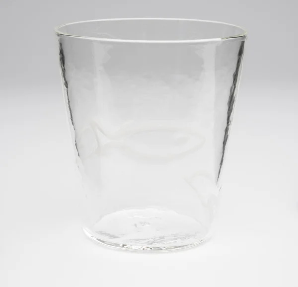 Cristal de vidro com design de peixe branco delineado — Fotografia de Stock