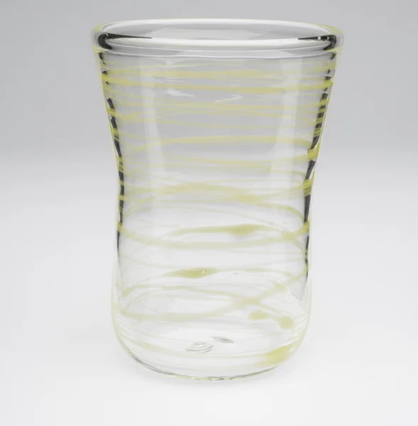 Хрустальное питьевое стекло с дизайном желтых полос — стоковое фото