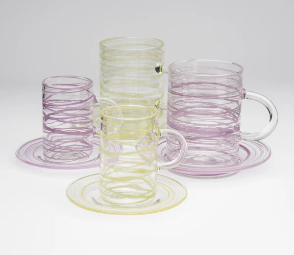 Dos conjuntos de tazas de beber con rayas amarillas y púrpuras —  Fotos de Stock
