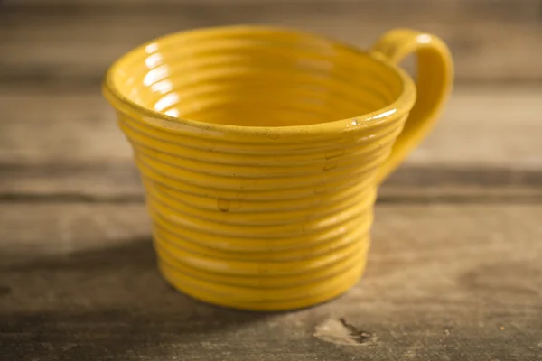 Primer plano de la taza de té amarilla en una superficie de madera —  Fotos de Stock