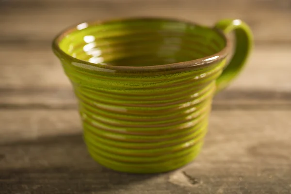 Primer plano de la taza verde en una superficie de madera —  Fotos de Stock