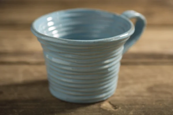 Primer plano de la taza de té azul en una superficie de madera —  Fotos de Stock