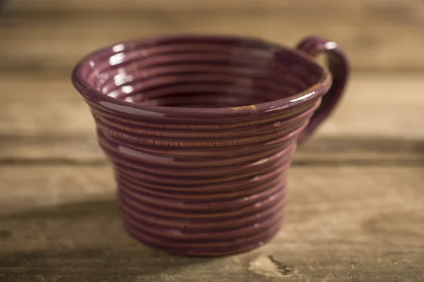 Primer plano de la taza de té marrón en una superficie de madera —  Fotos de Stock