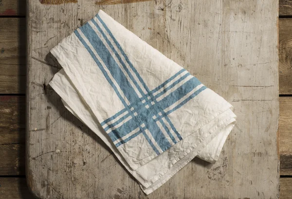 Serviette de table blanche avec bordure à rayures bleues imprimée — Photo