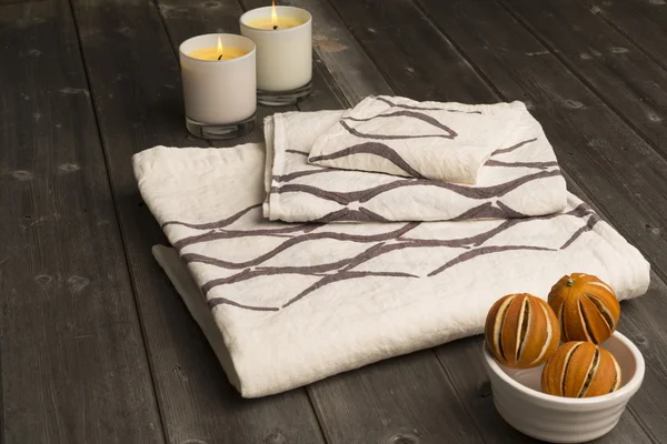 Pila de tres toallas con diseño de línea cóncava marrón — Foto de Stock