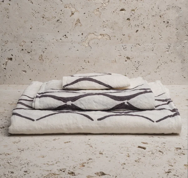 Pilha de três toalhas brancas com linhas côncavas marrons — Fotografia de Stock