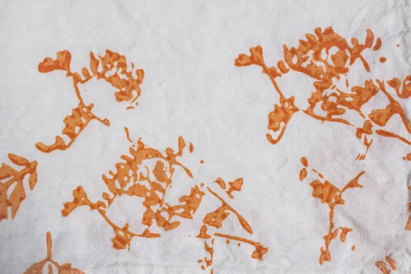 Orangefarbene Blätter und Zweige auf weißem Stoff — Stockfoto