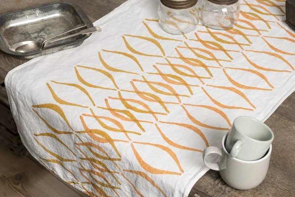 Белый полотенце с Concave Line дизайн между лоток и чашки — стоковое фото