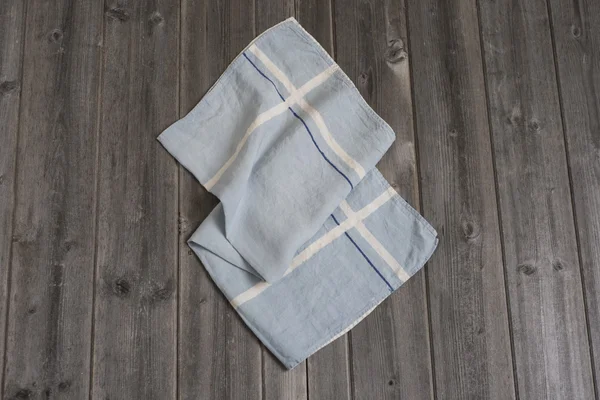 Полотенце из голубой ткани с белыми и темно-голубыми полосами пересечения — стоковое фото