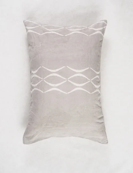 Gris con líneas cóncavas blancas almohada de sueño sobre fondo blanco — Foto de Stock
