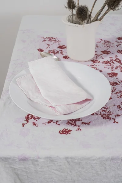 A lemez mellett található Thistle növények rózsaszín vacsora szalvéta — Stock Fotó