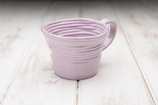 Taza de té rosa en una superficie de panel de madera blanca —  Fotos de Stock