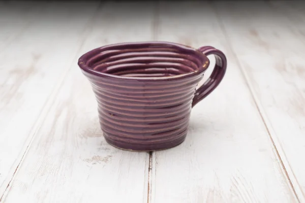 Taza de té marrón en una superficie de panel de madera blanca —  Fotos de Stock