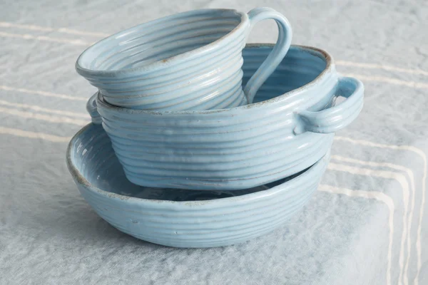 Пачка голубой посуды на голубом белье — стоковое фото