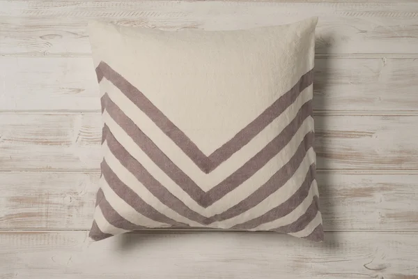 Carré blanc avec coussin de lancement Chevron gris — Photo