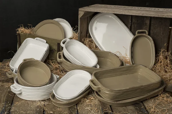 Колекція білого і кольорового глиняного посуду з сушеним градом — стокове фото