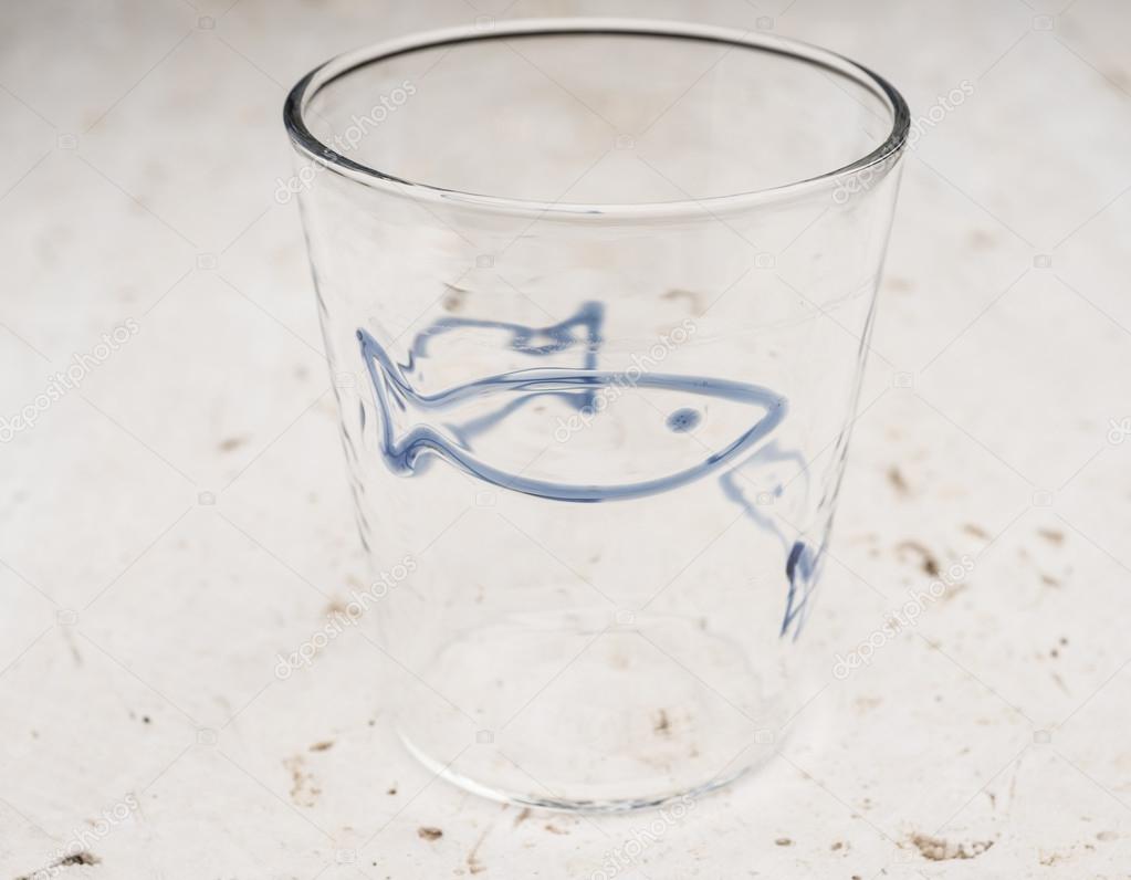 Cristallo Vetro Bevente Con Pesce Azzurro Design Foto Stock