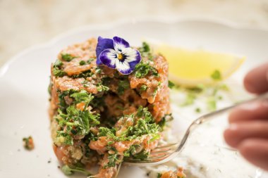 Limon ve dereotu ekşi krem ile füme Alabalı Gournet plaka 