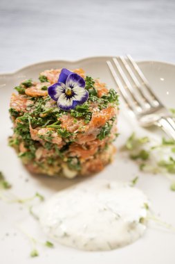 Limon ve dereotu ekşi krema ile Somon meze füme 