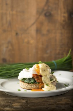 Cıvık yumurta sarısı üzerinde füme somon Muffin