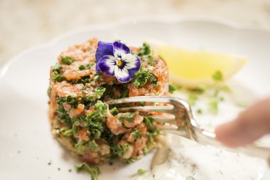 Alabalık meze ve yenilebilir Violet limon ve dereotu Sou ile füme