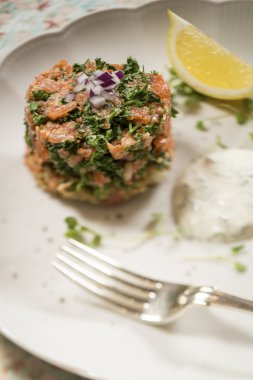 Limon ve dereotu ekşi krema ile alabalık meze füme 