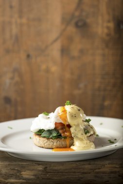 Hollandaise ve rafadan yumurta sarısı yumurta Royale füme alabalık ile üzerinde