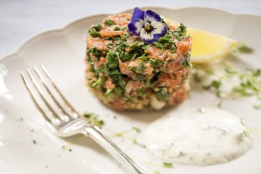 Limon ve dereotu ekşi krema ile füme somon balık köftesi 