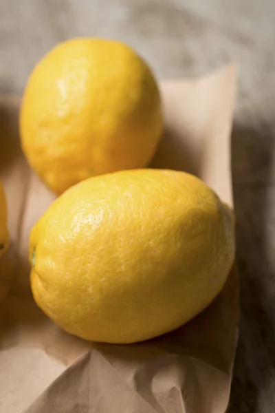 Close-up van twee citroenen in een bruine papieren zak — Stockfoto