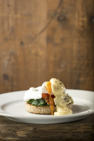 Hollandaise sos ve biber Yumurta Benedict üzerinde