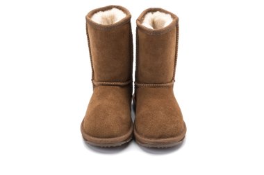 kahverengi tüylü ugg çizme stili çocuk ayakkabı üzerinde beyaz backgrou