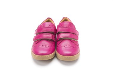 Beyaz bir arka plan üzerinde pembe velcro çocuk ayakkabı