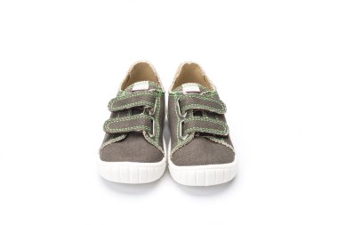 Beyaz bir arka plan üzerinde tuval sneaker yürümeye başlayan çocuk ayakkabı