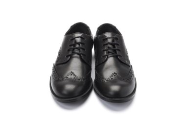 Kızlar siyah okul ayakkabı beyaz bir arka plan üzerinde