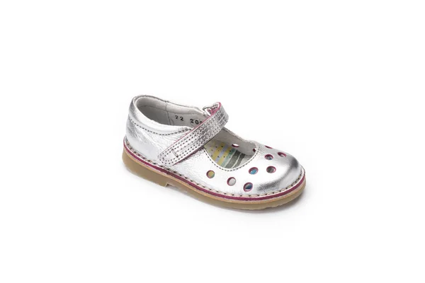 Zapato infantil de cuero plateado sobre fondo blanco —  Fotos de Stock